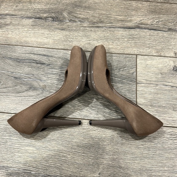 • Bottega Veneta • Authentic Brown Suede Round Toe Pumps Patent Leather on Heels - Picture 4 of 8